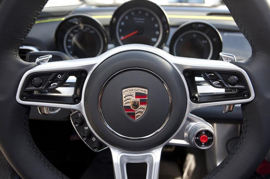 Панель приборов Porsche 918 Spyder 2014 года  (фото 65 из 111)